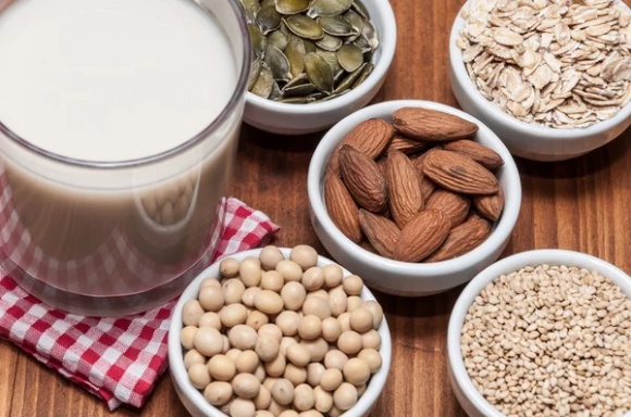 «СберМаркет» фиксирует растущий спрос на «растительное молоко»