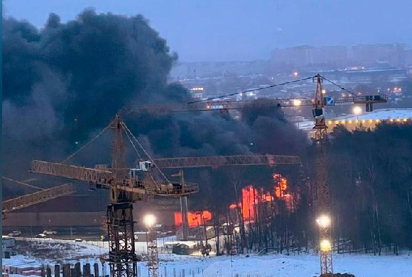 В Балашихе горит крупный ТЦ «Стройпарк»