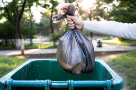 Россиянам могут запретить выбрасывать одежду в мусорные баки