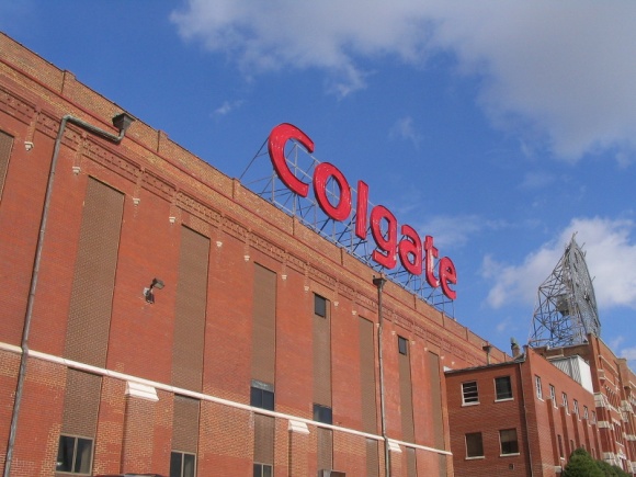 Colgate-Palmolive приостановила поставки товаров в Россию