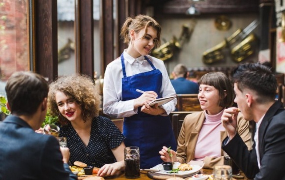 Официанты оставляют чаевые чаще, чем гости заведений