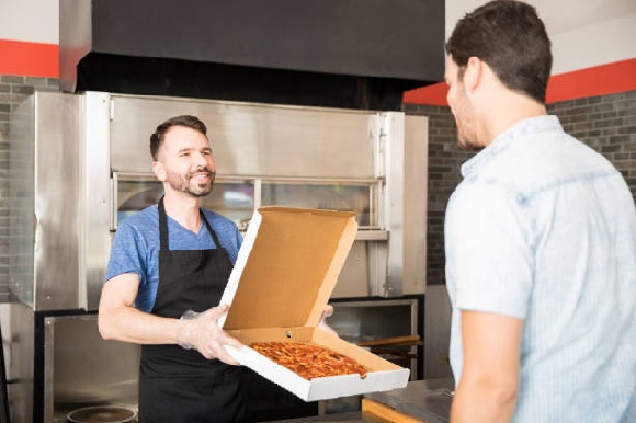 Бизнесмены Тимати и Пинский могут купить сеть Domino’s Pizza в России