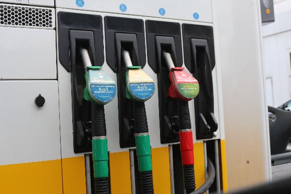 В Госдуму внесли проект об установлении предельных розничных цен на бензин