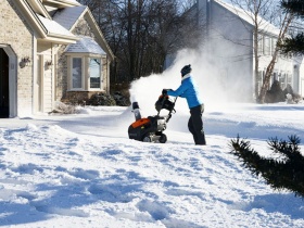 Россияне купили в январе в 8 раз больше товаров для уборки снега