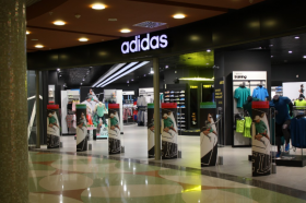 Магазины Adidas могут открыться в России под новым названием в 2024 году