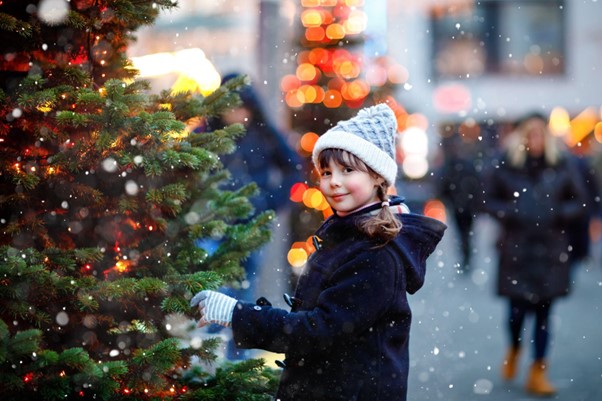 Сервисы Яндекса впервые организуют новогодние ёлки для детей курьеров