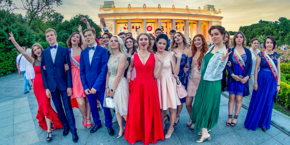 Самыми популярными покупками российских выпускников на Wildberries стали вечерние платья