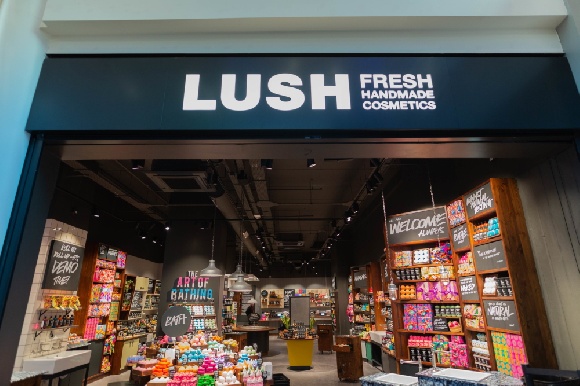 Lush закрывает российские магазины и распродаёт остатки