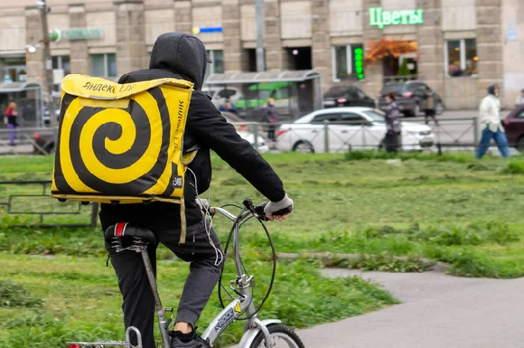 Яндекс организовал пункты выдачи аптечек и велоинструментов для курьеров