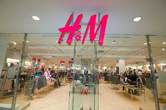 H&M начала ввозить новую коллекцию в российские магазины из Казахстана